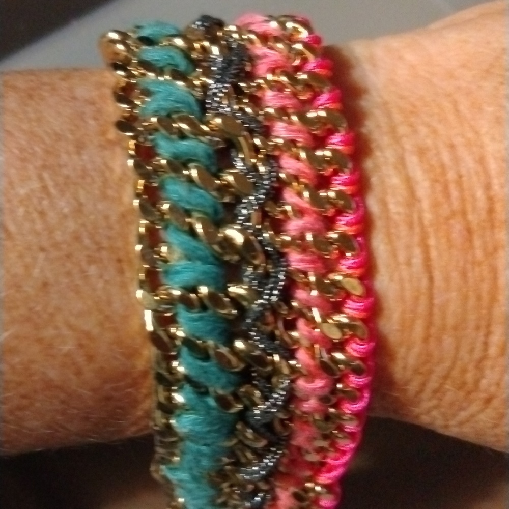 Bracelet with angel wings NWT gold tone (sku 1126)